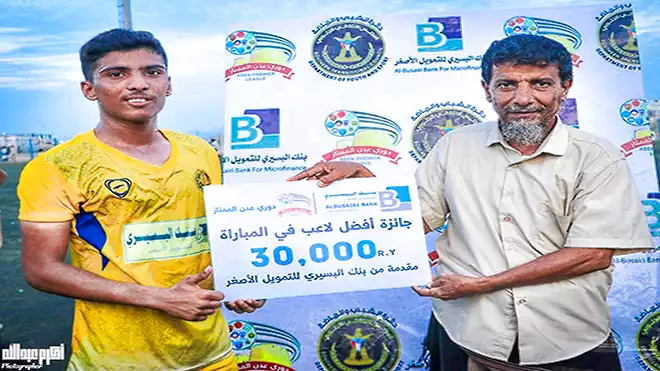 لاعب الشعلة "احمد توتي" يستلم جائزته من الكابتن عبدالحكيم الدهبلي. لاعب الشعلة "احمد توتي" يستلم جائزته من الكابتن عبدالحكيم الدهبلي.